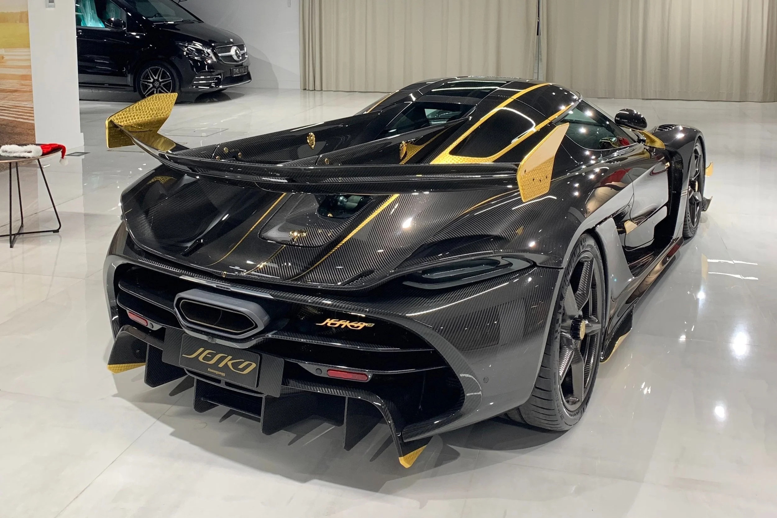 金のコイキング Gold & Carbon Koenigsegg Jesko Odin delivered in Spain - The